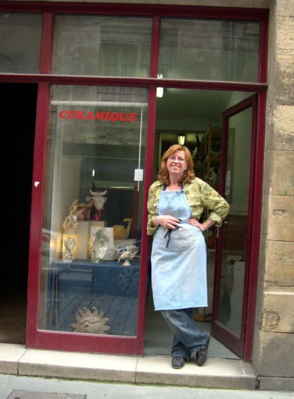 Evelyne DELLAUX devant son atelier de Bordeaux